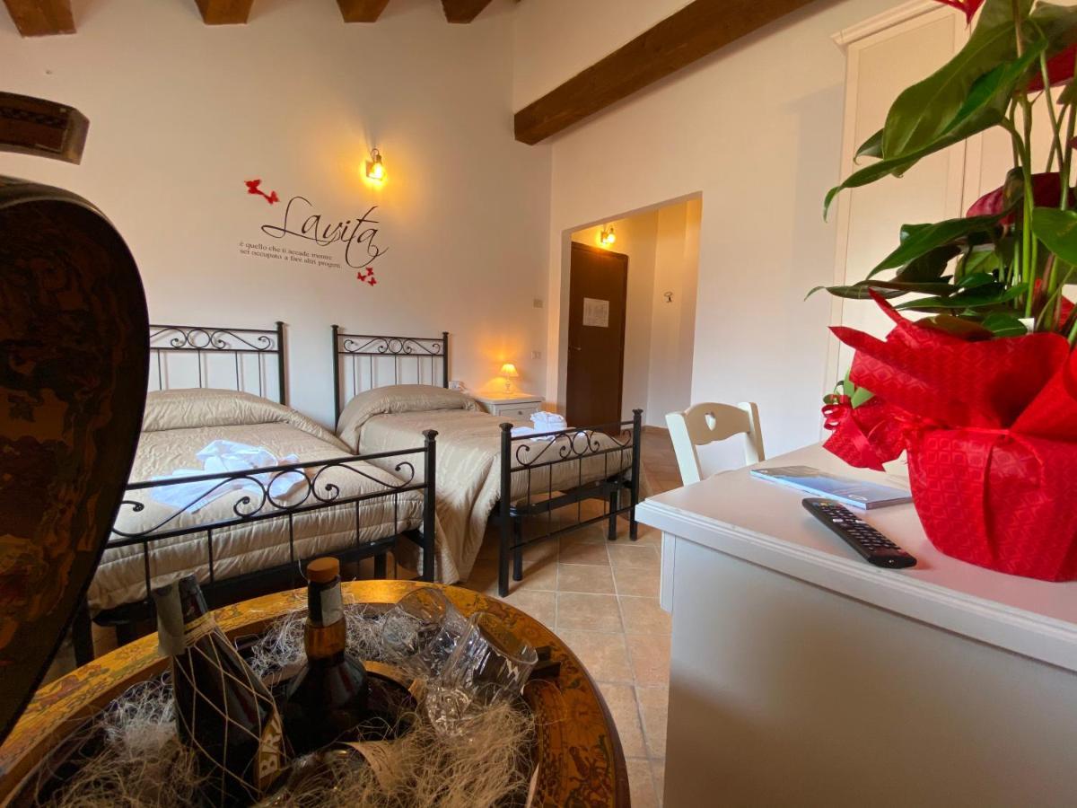Locanda Della Pieve Pievebovigliana Bagian luar foto