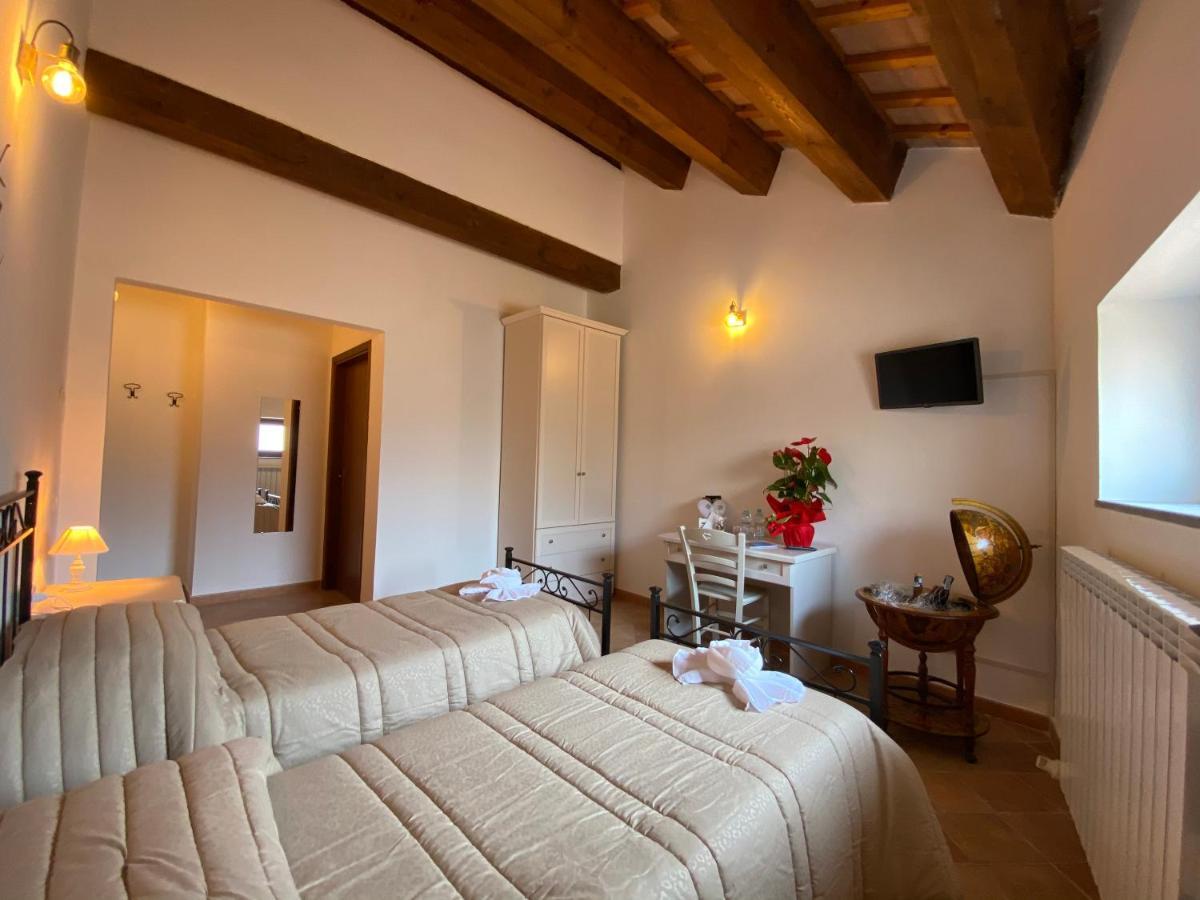 Locanda Della Pieve Pievebovigliana Bagian luar foto