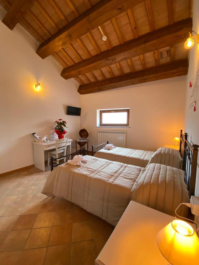 Locanda Della Pieve Pievebovigliana Bagian luar foto