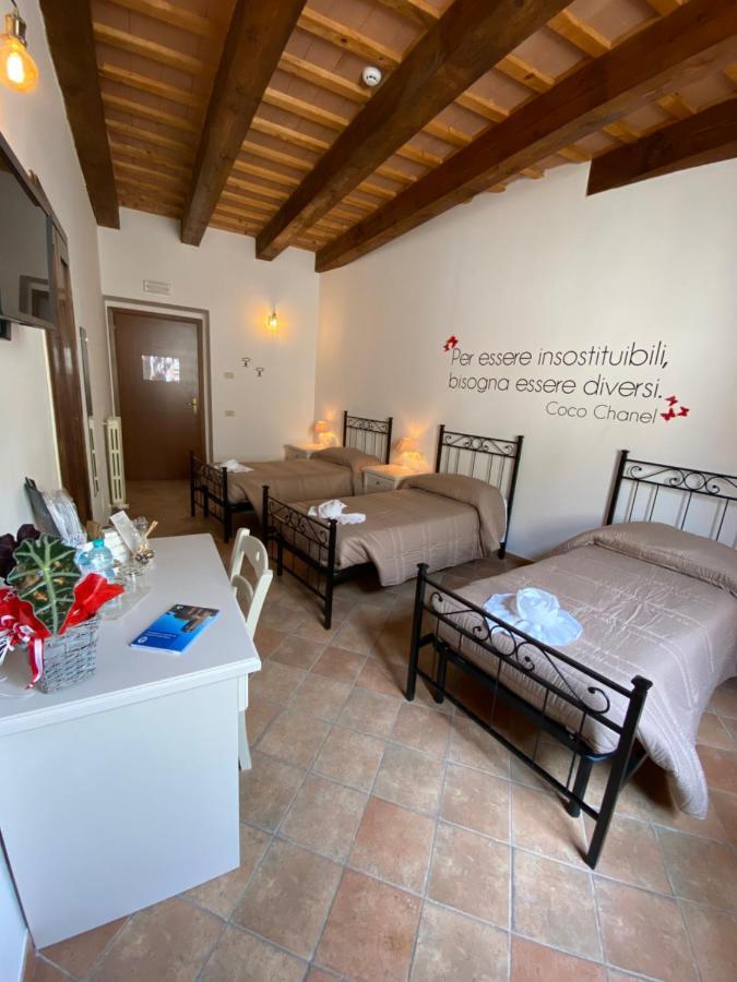 Locanda Della Pieve Pievebovigliana Bagian luar foto